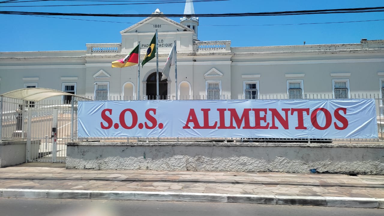 Fachada na frente do Asilo Padre Cacique destinado à campanha de doação de alimentos escrito SOS Alimentos