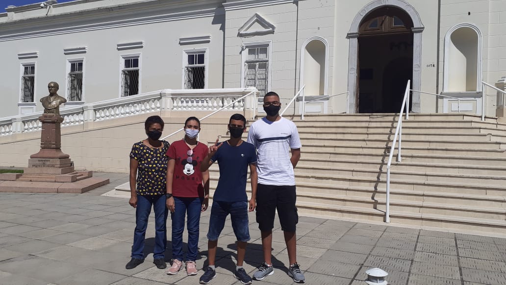 Turma de jovem aprendiz realizando as 80 horas de aprendizagem prática